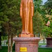 Patung Raja Ali Haji di Magtymgyly Pyragy Park kota Ashgabat, Turkmenistan. (Sumber: turkmenistan.gov.tm)