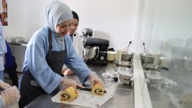Ketua Tim Penggerak PKK Kabupaten Bintan Hafizha Rahmadhani saat mengikuti cooking demonstration cara pengolahan serta pembuatan flosroll abon ikan dan pizza lakse di Politeknik Bintan Cakrawala (PBC), Kawasan Wisata Lagoi, Rabu 21 Oktober 2026. Foto : Diskominfo Bintan
