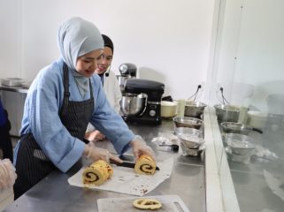 Ketua Tim Penggerak PKK Kabupaten Bintan Hafizha Rahmadhani saat mengikuti cooking demonstration cara pengolahan serta pembuatan flosroll abon ikan dan pizza lakse di Politeknik Bintan Cakrawala (PBC), Kawasan Wisata Lagoi, Rabu 21 Oktober 2026. Foto : Diskominfo Bintan
