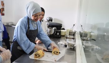 Ketua Tim Penggerak PKK Kabupaten Bintan Hafizha Rahmadhani saat mengikuti cooking demonstration cara pengolahan serta pembuatan flosroll abon ikan dan pizza lakse di Politeknik Bintan Cakrawala (PBC), Kawasan Wisata Lagoi, Rabu 21 Oktober 2026. Foto : Diskominfo Bintan
