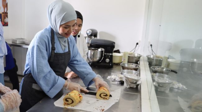 Ketua Tim Penggerak PKK Kabupaten Bintan Hafizha Rahmadhani saat mengikuti cooking demonstration cara pengolahan serta pembuatan flosroll abon ikan dan pizza lakse di Politeknik Bintan Cakrawala (PBC), Kawasan Wisata Lagoi, Rabu 21 Oktober 2026. Foto : Diskominfo Bintan
