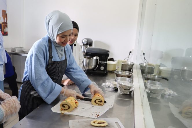 
					Ketua Tim Penggerak PKK Kabupaten Bintan Hafizha Rahmadhani saat mengikuti cooking demonstration cara pengolahan serta pembuatan flosroll abon ikan dan pizza lakse di Politeknik Bintan Cakrawala (PBC), Kawasan Wisata Lagoi, Rabu 21 Oktober 2026. Foto : Diskominfo Bintan
