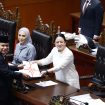 Ketua DPR RI Puan Maharani menerima berkas Pengesahan UU Satu Data Indonesia digelar dalam Rapat Paripurna DPR RI yang ke-9 Masa Persidangan I Tahun Sidang 2026-2027 di Gedung Nusantara II, Kompleks Parlemen, Senayan, Jakarta, Selasa (6/10/2026). Foto : Runi/MRI.
