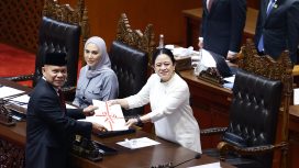 Ketua DPR RI Puan Maharani menerima berkas Pengesahan UU Satu Data Indonesia digelar dalam Rapat Paripurna DPR RI yang ke-9 Masa Persidangan I Tahun Sidang 2026-2027 di Gedung Nusantara II, Kompleks Parlemen, Senayan, Jakarta, Selasa (6/10/2026). Foto : Runi/MRI.
