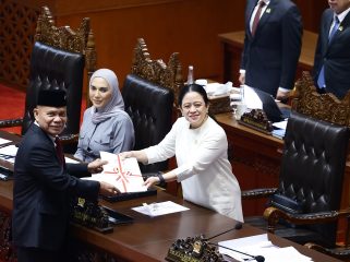 Ketua DPR RI Puan Maharani menerima berkas Pengesahan UU Satu Data Indonesia digelar dalam Rapat Paripurna DPR RI yang ke-9 Masa Persidangan I Tahun Sidang 2026-2027 di Gedung Nusantara II, Kompleks Parlemen, Senayan, Jakarta, Selasa (6/10/2026). Foto : Runi/MRI.
