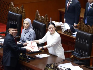 Ketua DPR RI Puan Maharani menerima berkas Pengesahan UU Satu Data Indonesia digelar dalam Rapat Paripurna DPR RI yang ke-9 Masa Persidangan I Tahun Sidang 2026-2027 di Gedung Nusantara II, Kompleks Parlemen, Senayan, Jakarta, Selasa (6/10/2026). Foto : Runi/MRI.
