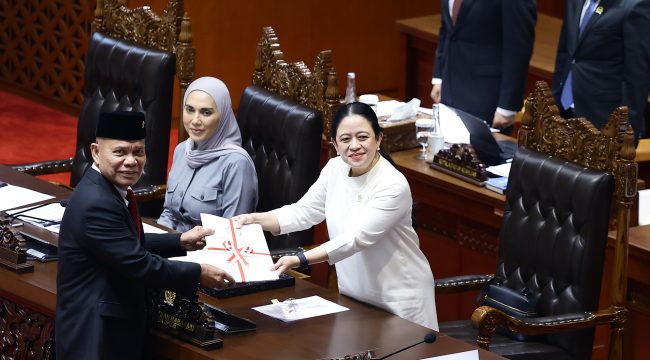 Ketua DPR RI Puan Maharani menerima berkas Pengesahan UU Satu Data Indonesia digelar dalam Rapat Paripurna DPR RI yang ke-9 Masa Persidangan I Tahun Sidang 2026-2027 di Gedung Nusantara II, Kompleks Parlemen, Senayan, Jakarta, Selasa (6/10/2026). Foto : Runi/MRI.
