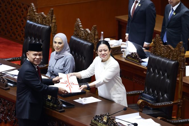
					Ketua DPR RI Puan Maharani menerima berkas Pengesahan UU Satu Data Indonesia digelar dalam Rapat Paripurna DPR RI yang ke-9 Masa Persidangan I Tahun Sidang 2026-2027 di Gedung Nusantara II, Kompleks Parlemen, Senayan, Jakarta, Selasa (6/10/2026). Foto : Runi/MRI.

